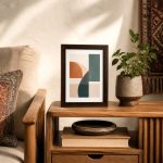 قاب عکس 13x18 مدل 2 تخت قهوه‌ای تیره روی میز در دکوراسیون کلاسیک