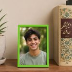 چیدمان قاب عکس سبز 1در1 روی میز