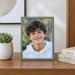 چیدمان قاب عکس فیروزه ای 1در1 روی میز و شلف
